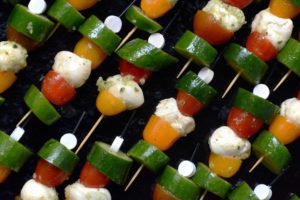 Brochettes concombre tomate-mozza